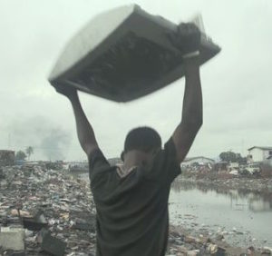 Foto: zeit.de Ein Arbeiter zertrümmert einen alten Monitor: auf der Müllhalde Agbogbloshie in Ghana