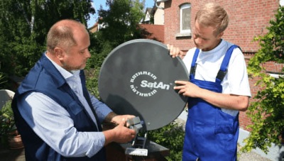 SAT-Bild-Chef_u_Steffen Satelittenschüssel Techniker bei reparatur